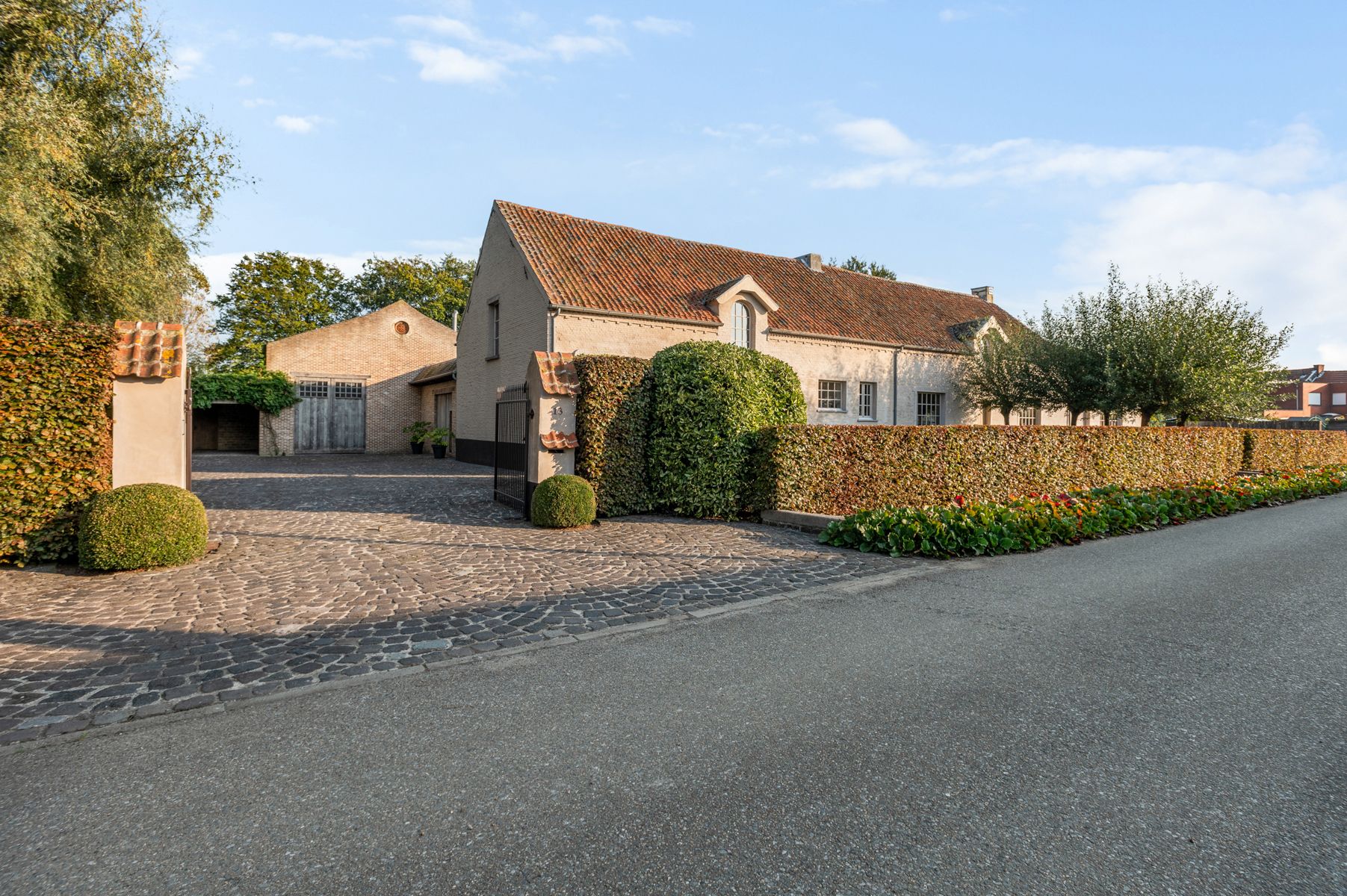 Gerenoveerde hoevewoning met praktijk en paardenstallen.  foto 4