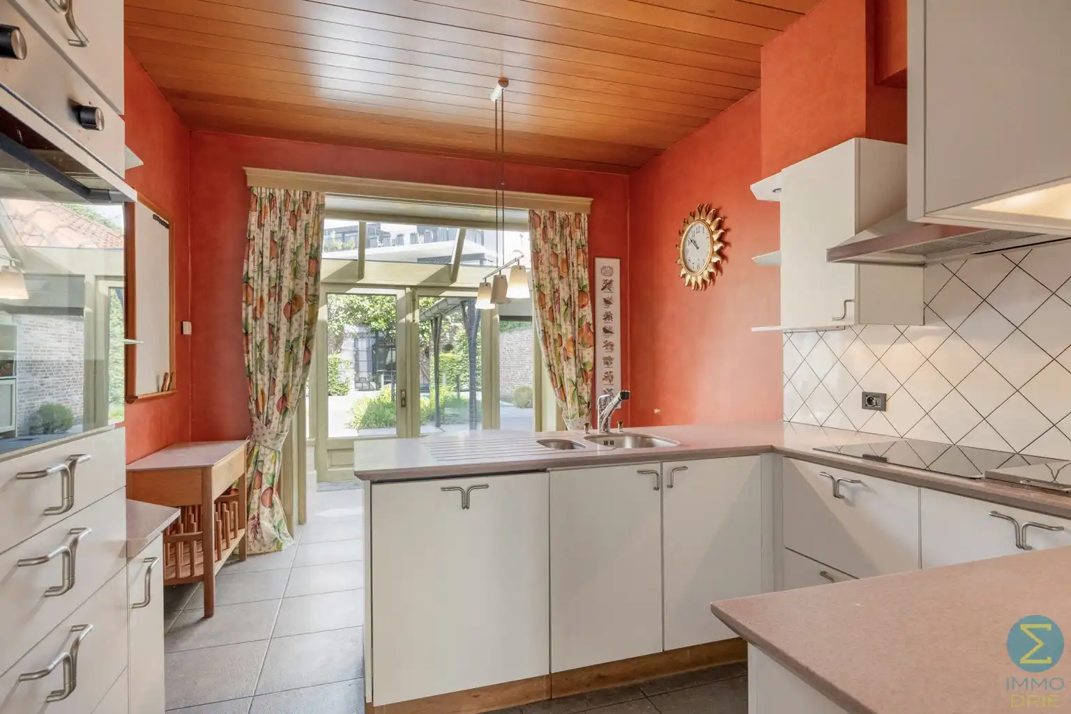Karaktervolle herenwoning met zwembad en grote garage foto 12