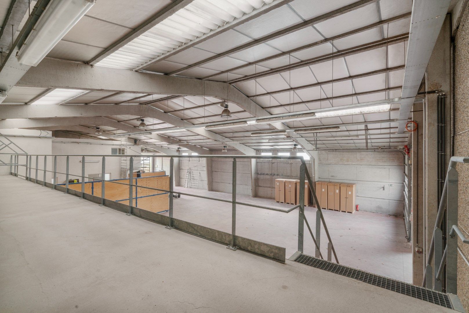 Magazijn met kantoren en conciërgewoning foto 6