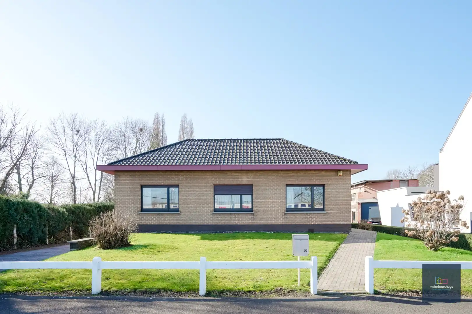 Ruime bungalow met garage op 1980m² grond  foto 2