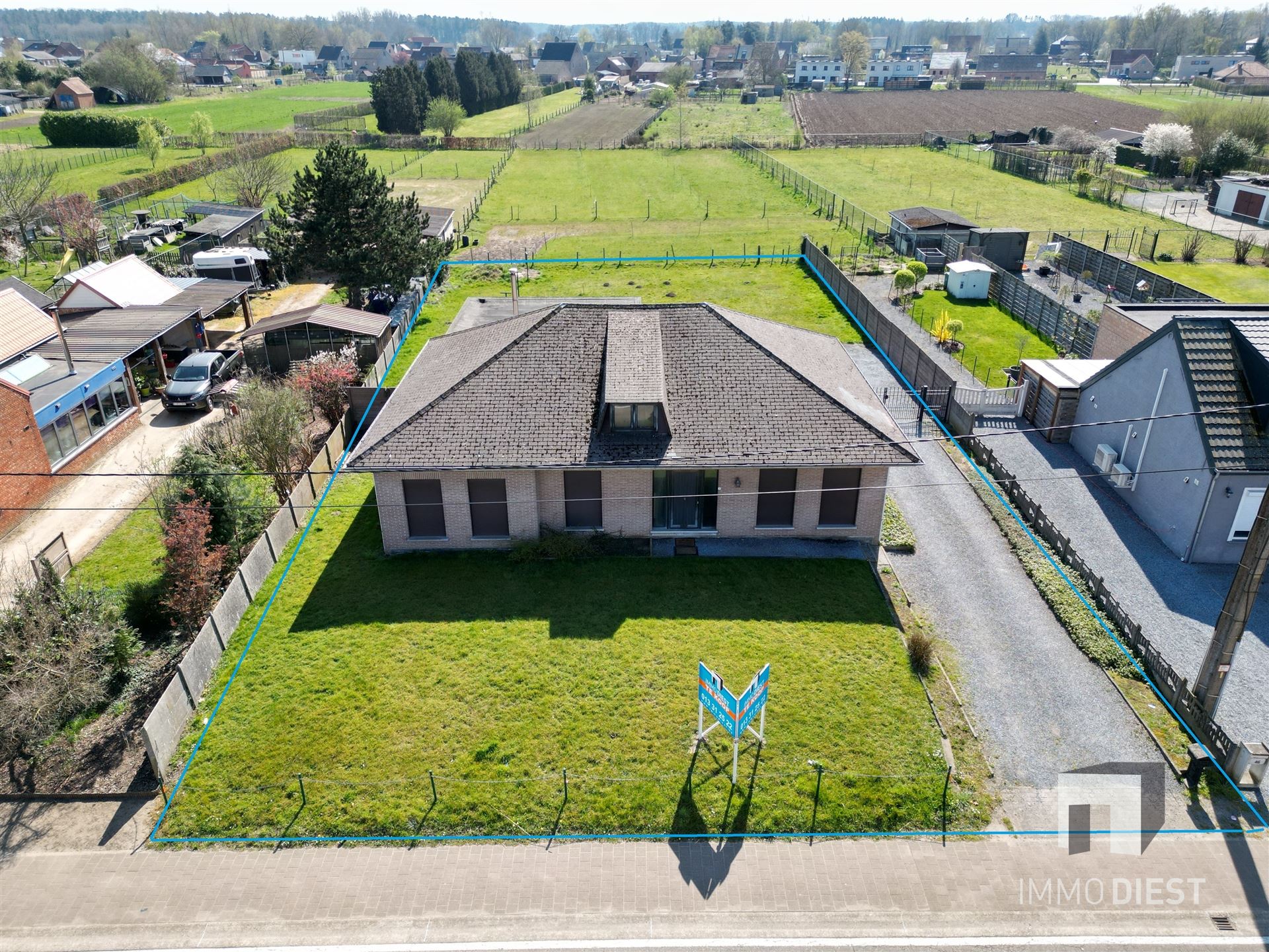 Op te frissen, gelijkvloerse woning op een knap perceel van 14a 85ca met gunstige ligging te Vorst. foto 2