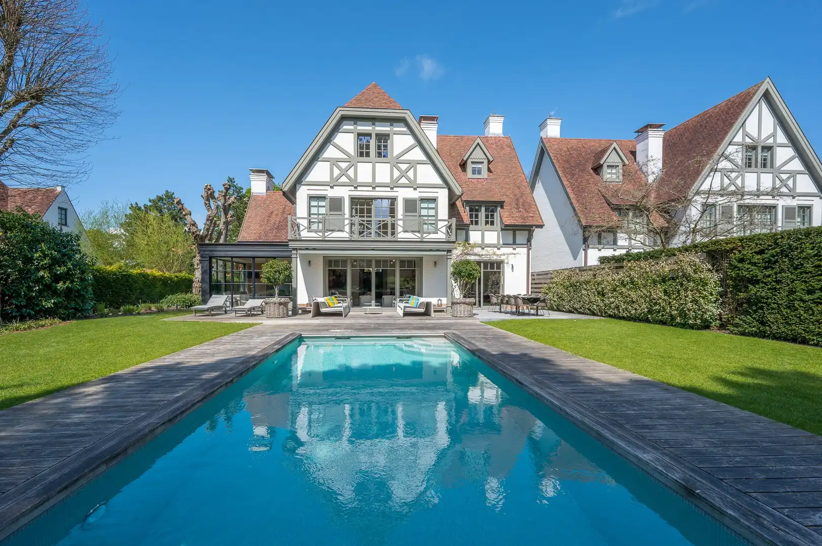 Prachtige villa met zwembad rustig gelegen in een paadje in hartje Zoute. foto 8