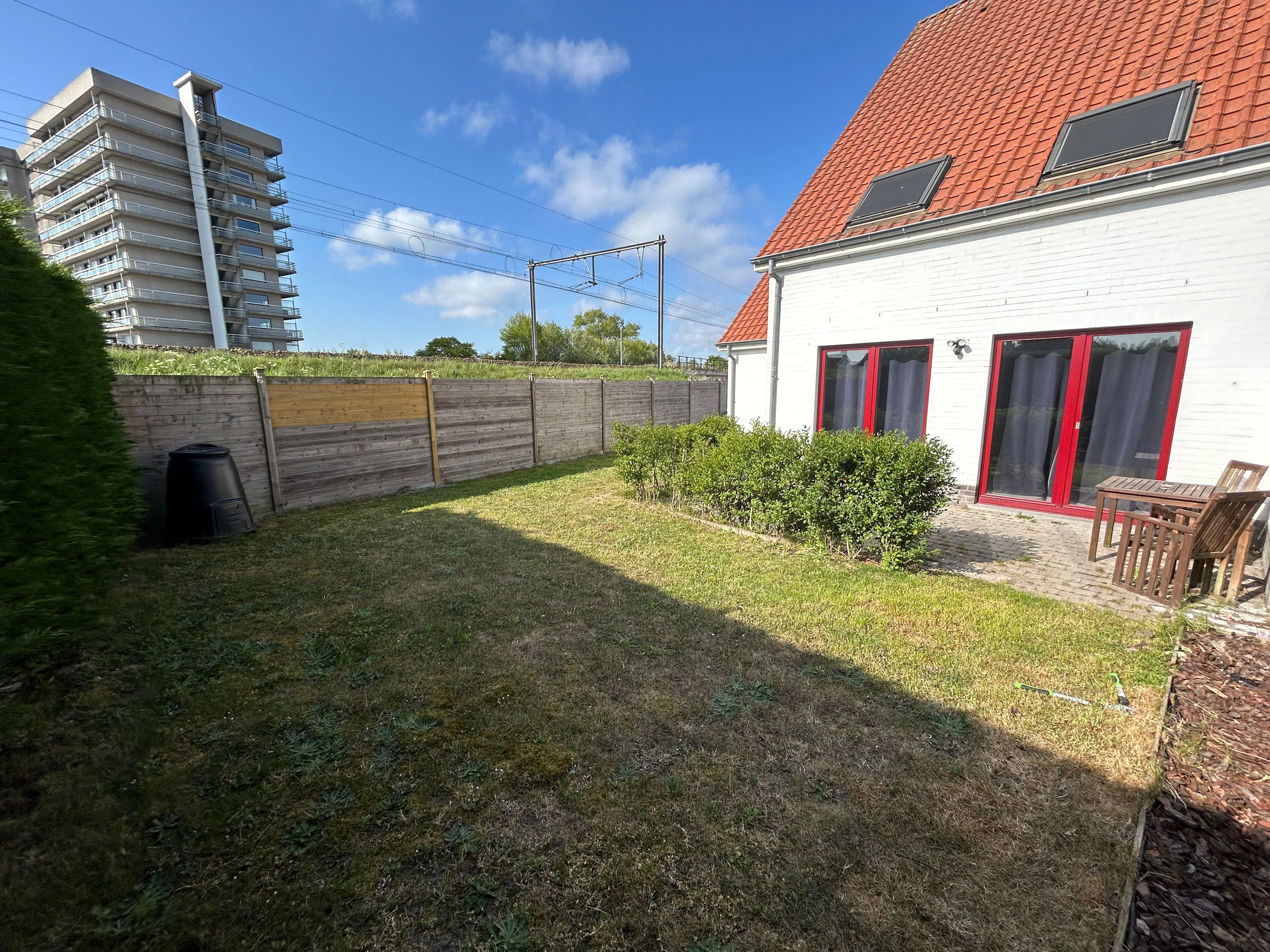 Half open woning met zonnige tuin foto 2