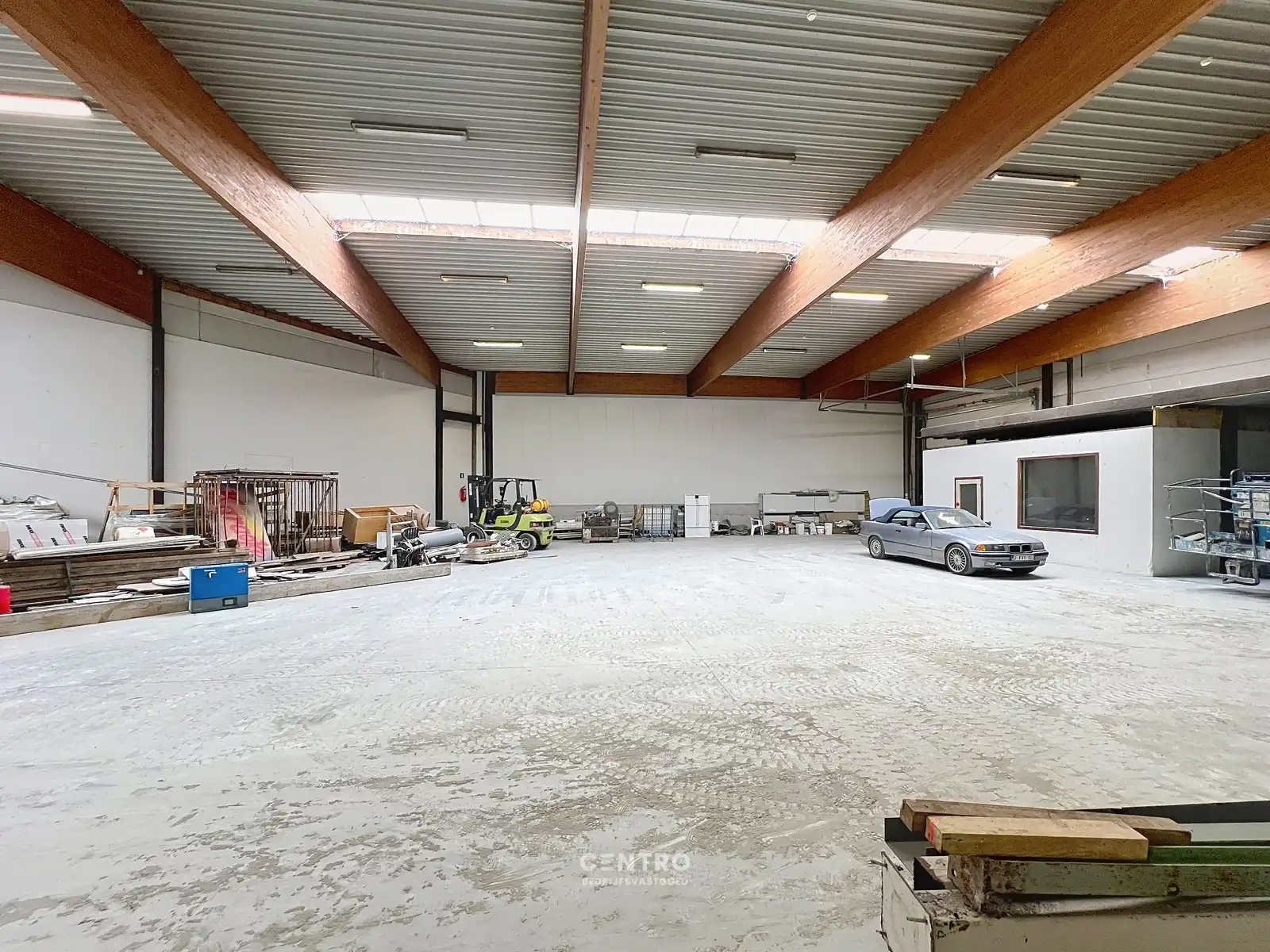 Instapklaar magazijn (± 700 m²) met automatische sectionaalpoort langs de N8 te Elverdinge (Ieper). Ambachten toegestaan ! foto 4