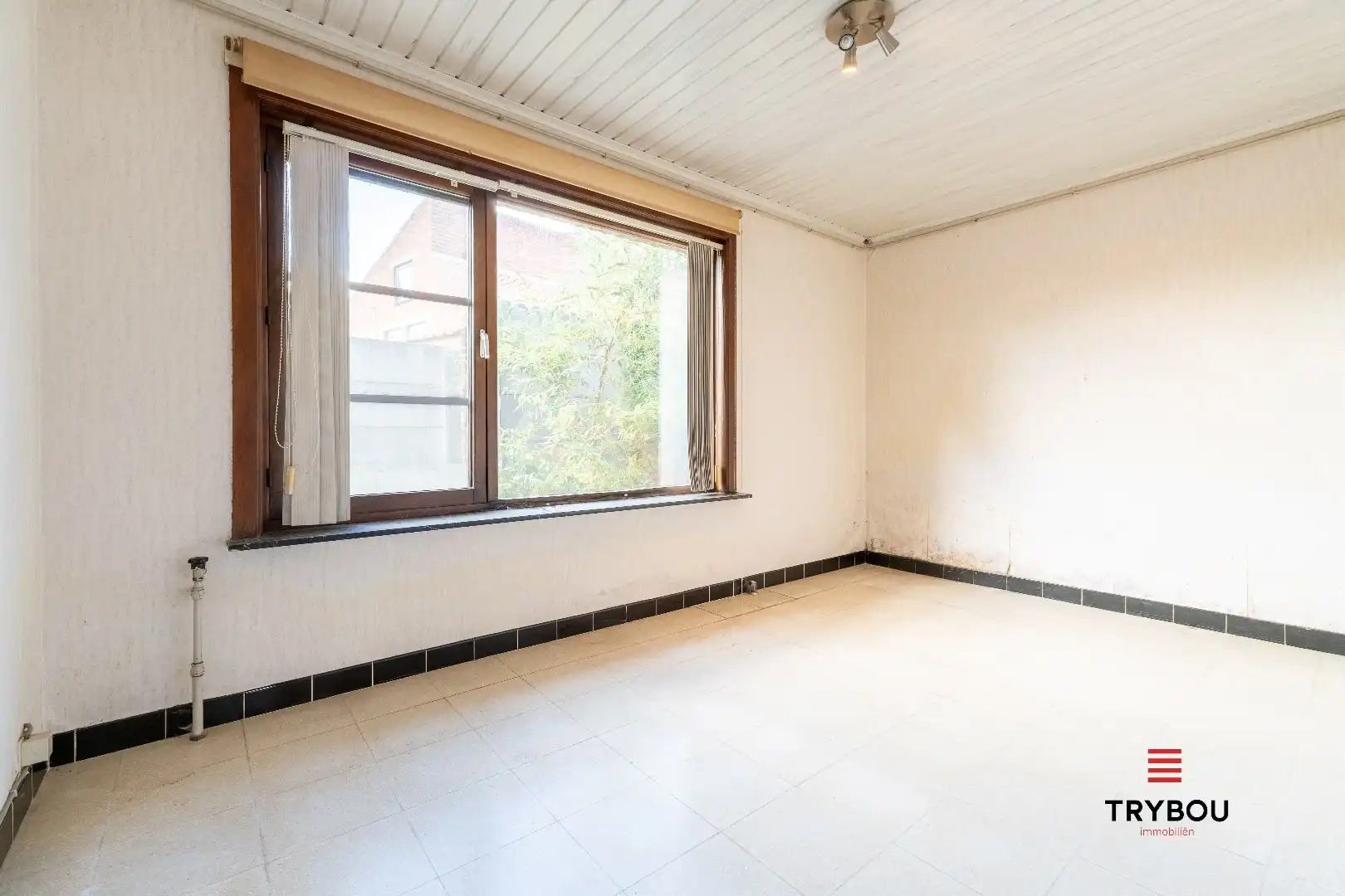 Gelijkvloerse woning met 2 garages in het centrum van Houthulst foto 6