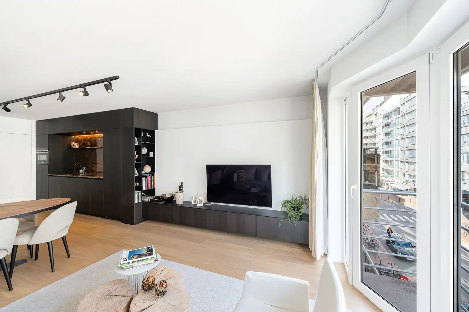 Instapklaar appartement met twee slaapkamers vlak bij zee en het Rubensplein. foto {{pictureIndex}}