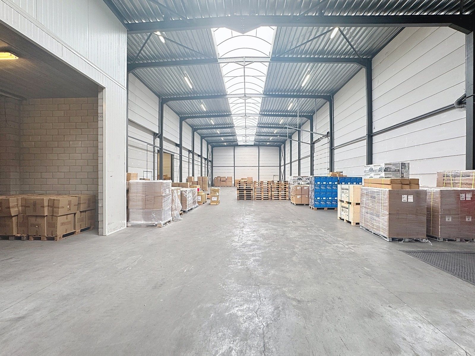 Instapklaar LOGISTIEK MAGAZIJN met laadkade en tussenverdieping te huur op industriezone te Beernem. foto 4