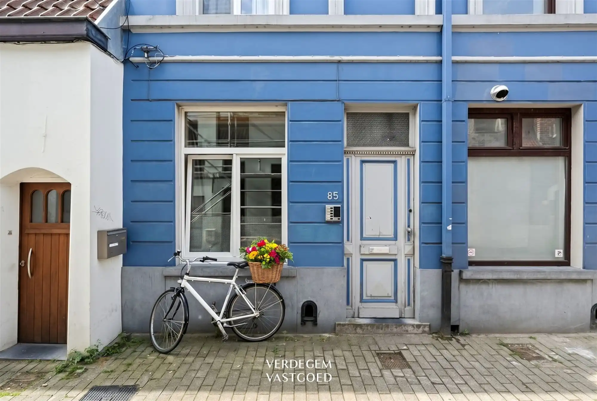 Achter deze mooie blauwe gevel vind je een opbrengsteigendom met 5 studentenkamers op topligging foto 2