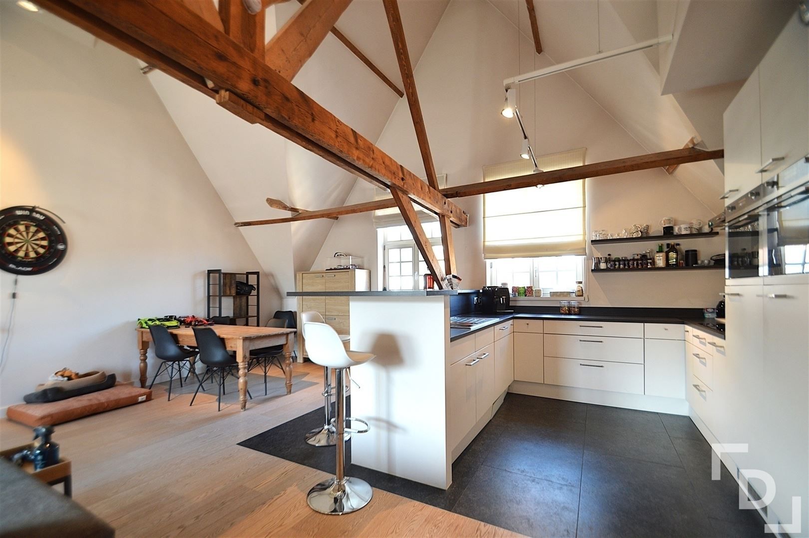 Ruim duplex appartement met garage te huur op toplocatie in Ieper foto 4