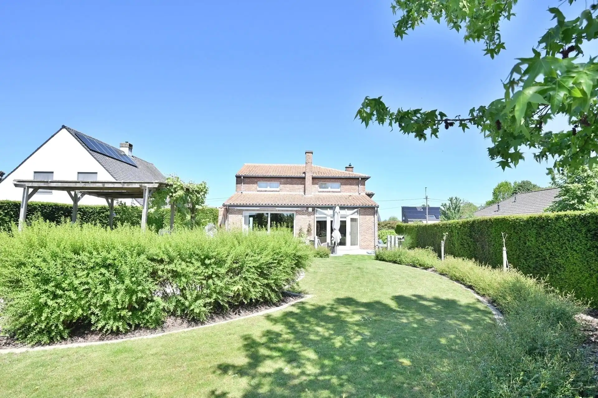 Prachtige Villa woning met 4 slaapkamers, nieuwe keuken en badkamer, dubbele garage met zuidgerichte tuin foto 19