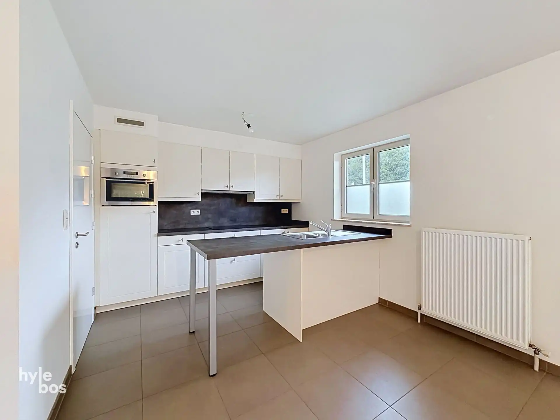 Aan de stadsrand gelegen gelijkvloers appartement foto 6