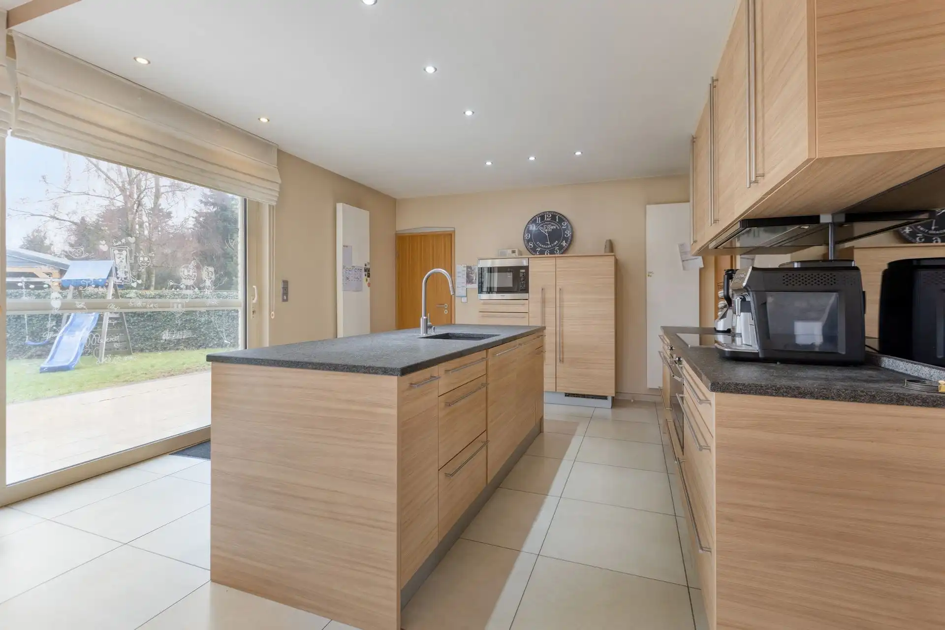 Ruime woning met maar liefst 4 slaapkamers én praktijkruimte in Maasmechelen! foto 8