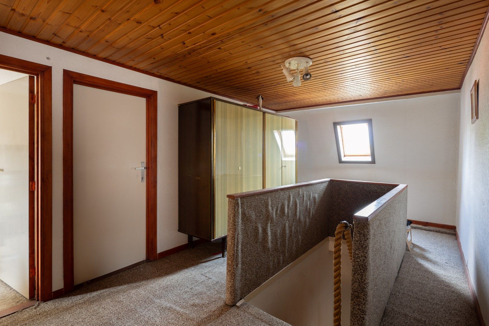 Deze te renoveren woning, op een mooi perceel van 8a30 wordt verkocht! foto 24