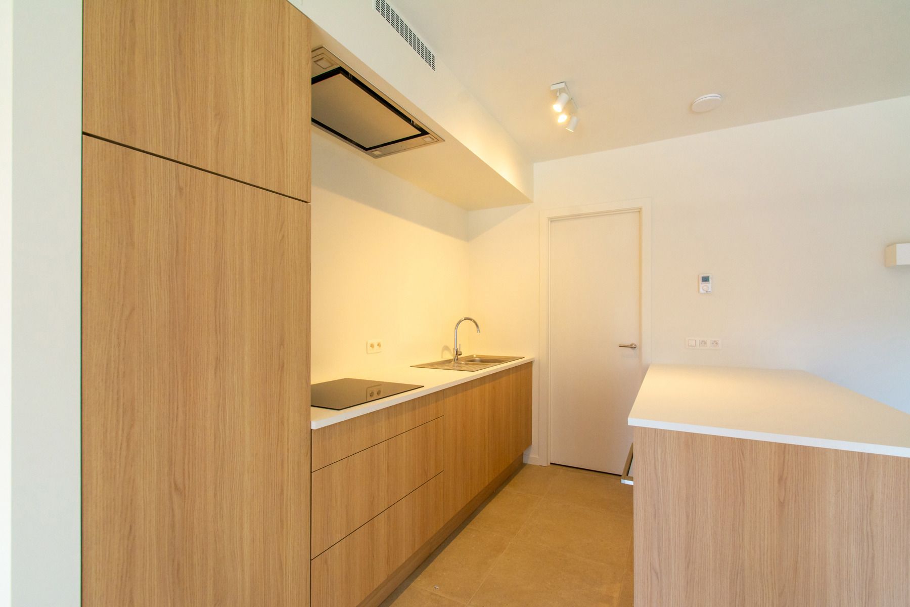 Ongemeubeld 2 slpk (of 1 bureau) app. met mooi terrras foto 3