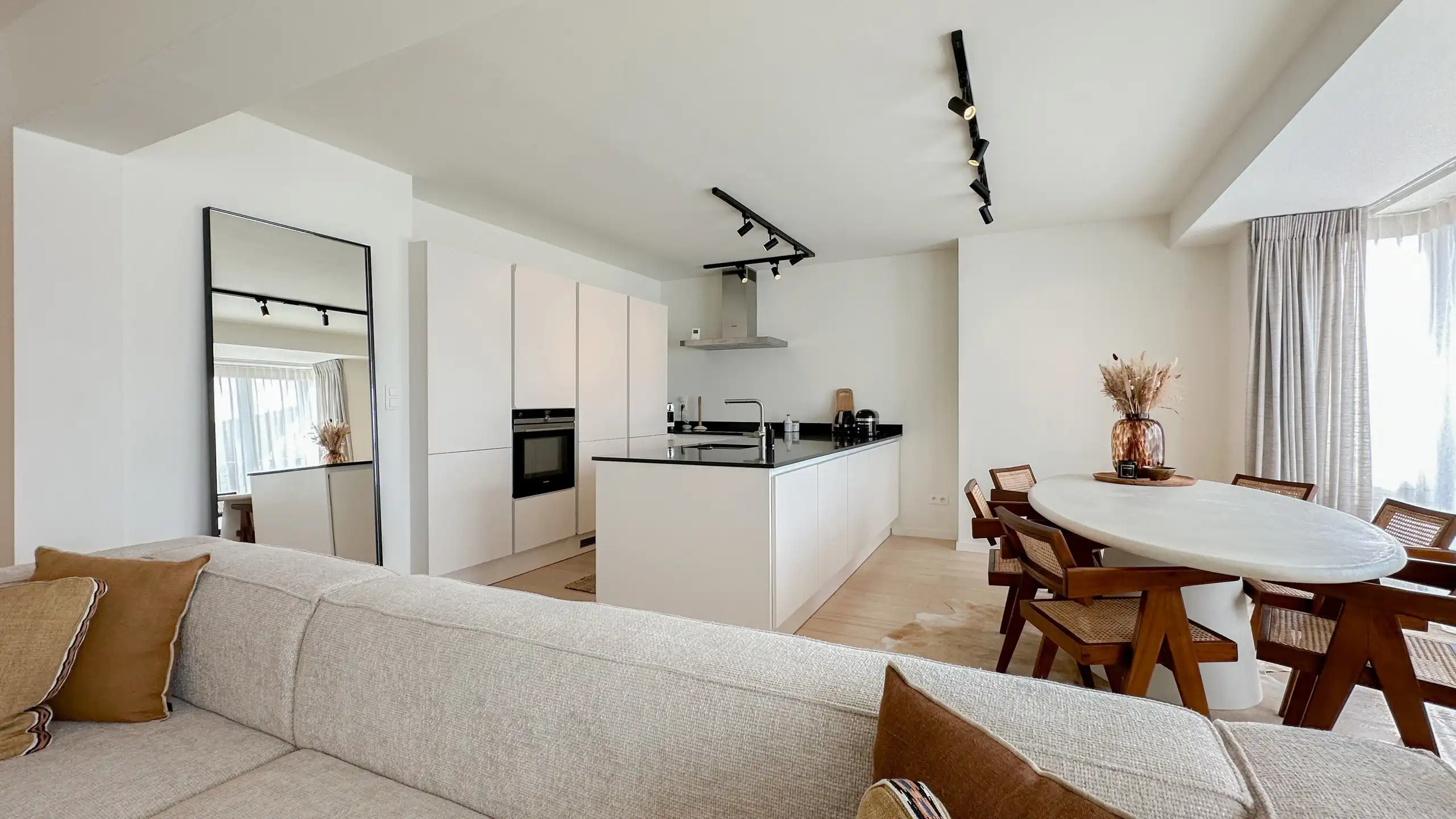 Ruim en lichtrijk 3-slpk. appartement nabij Groentenmarkt foto 8