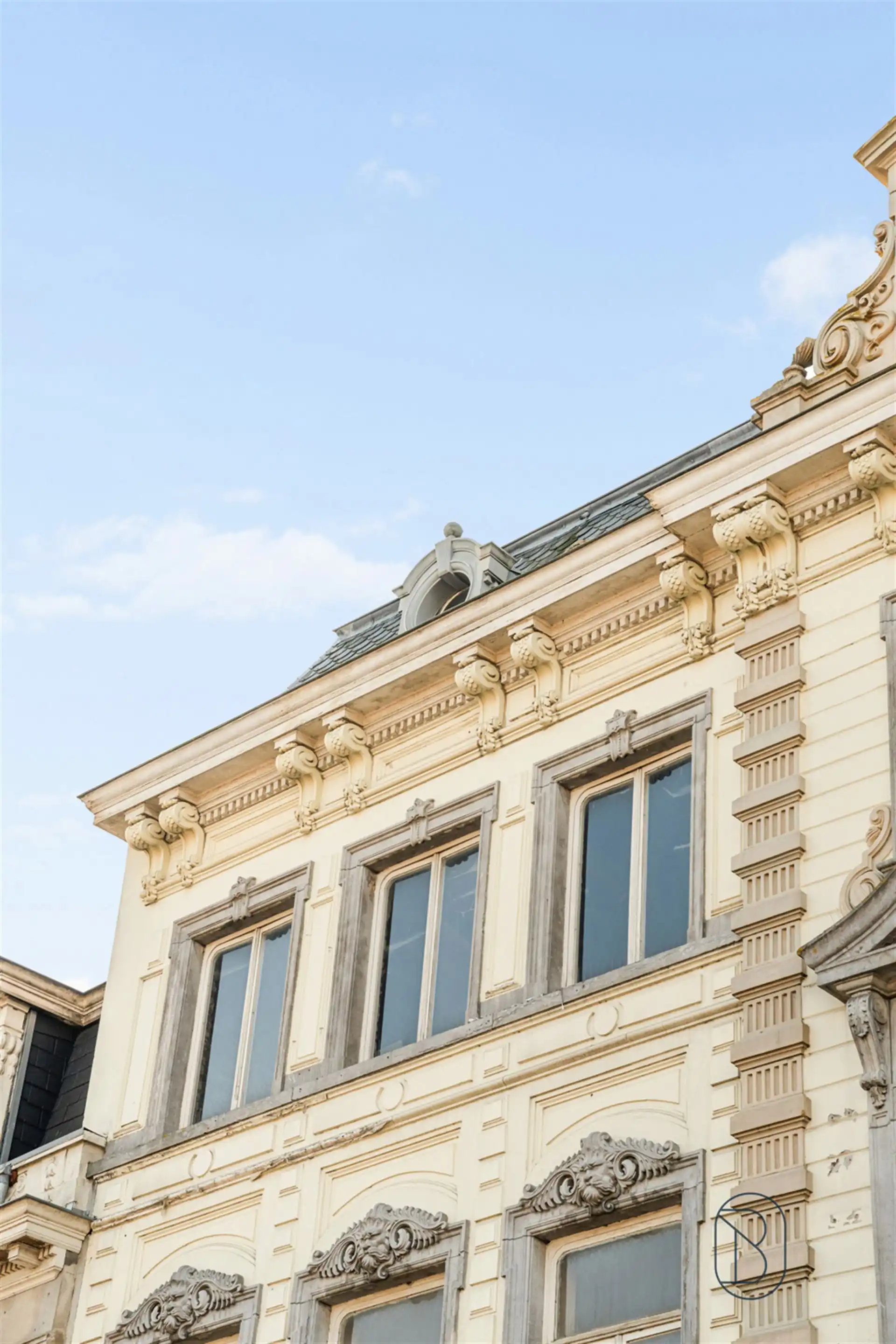 Statige herenwoning (1.000 m²) op de Markt in Ronse foto 3