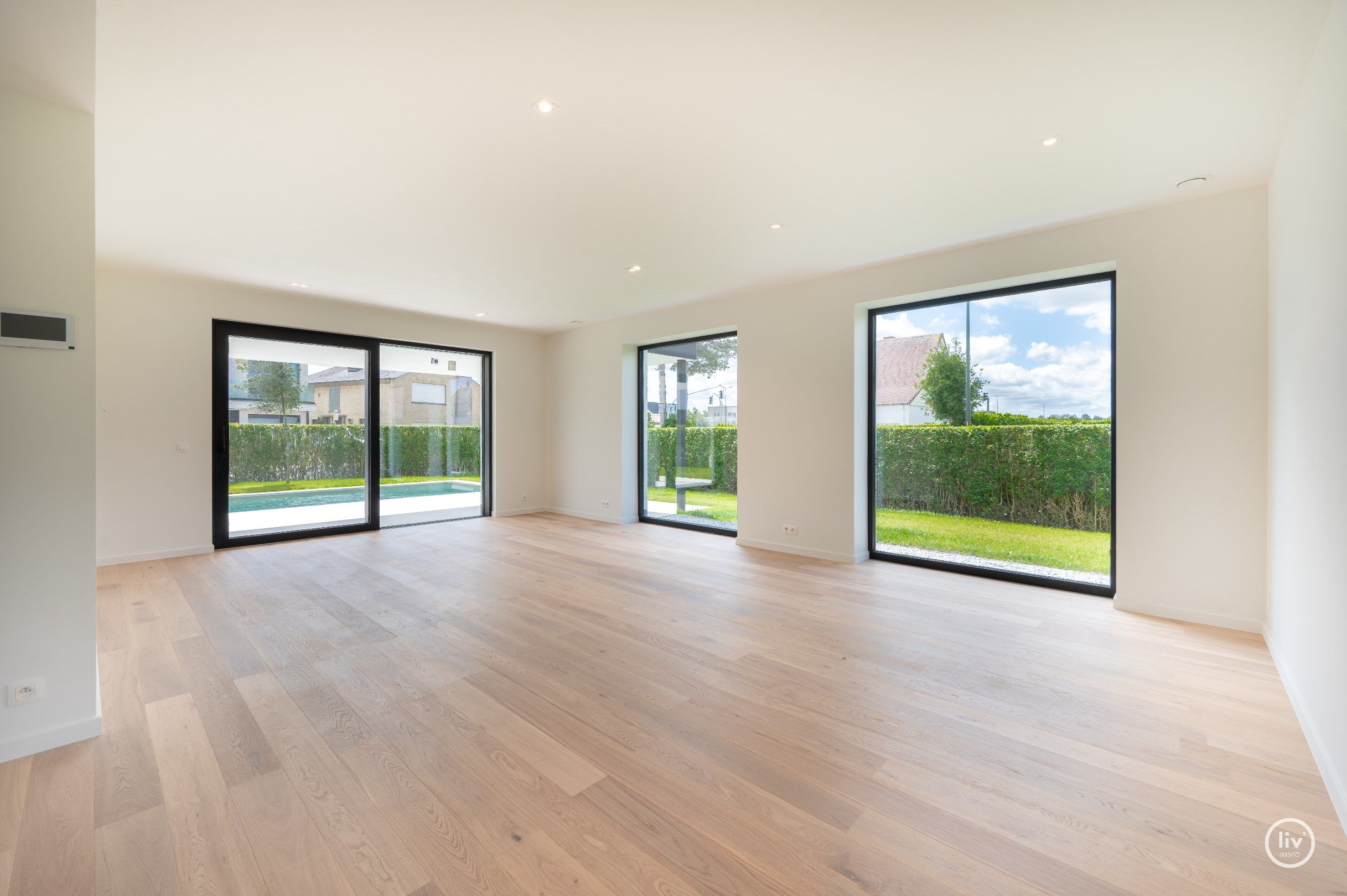 Prachtige alleenstaande en energiezuinige villa met zwembad en alle hedendaags modern comfortgelegen op een terrein van 699 m² en dit in een residentiële villaw foto 8