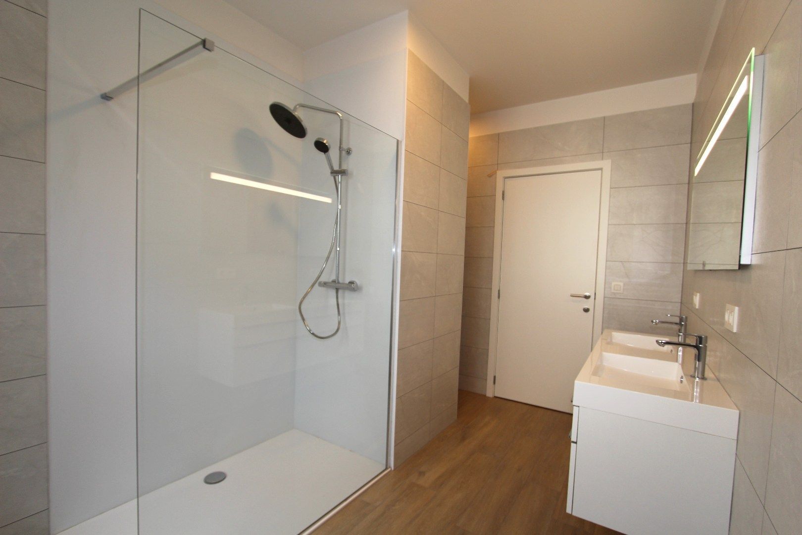 LUXE GELIJKVLOERS APPARTEMENT MET GROOT TERRAS foto 11