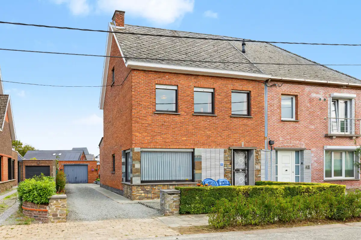 Hoofdfoto van de publicatie: Te renoveren halfopen bebouwing met 3 slaapkamers