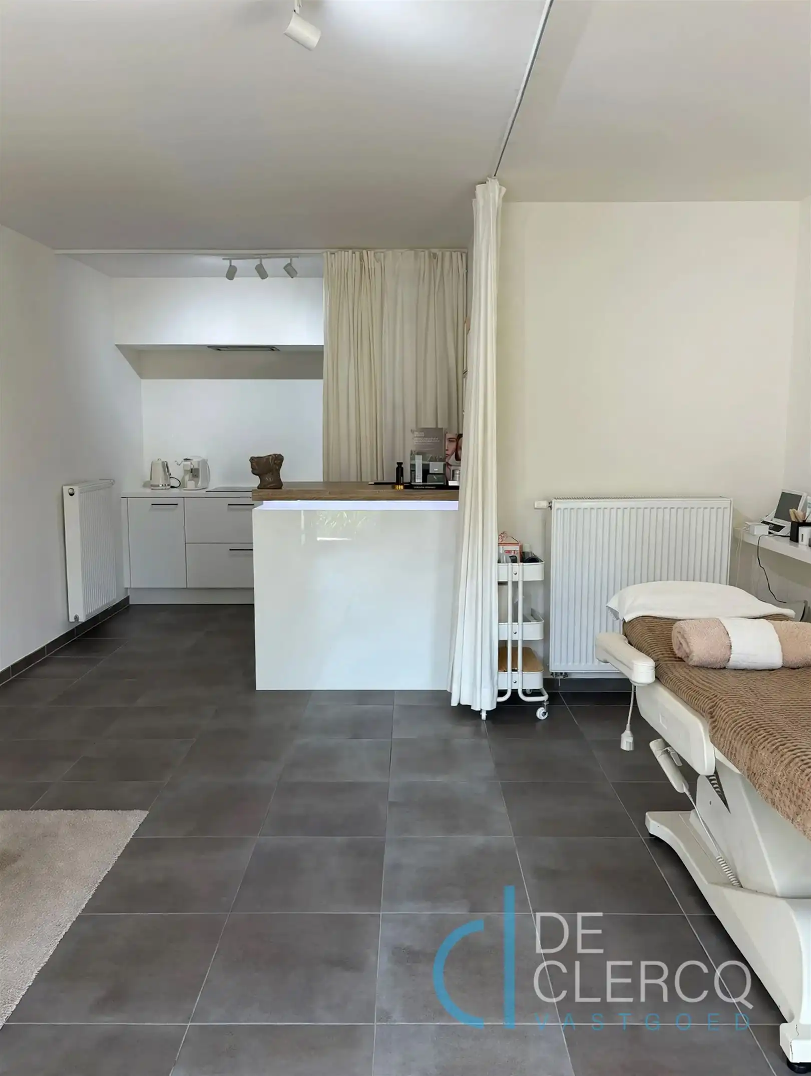 Handelspand te huur met parking op een toplocatie!  foto 4