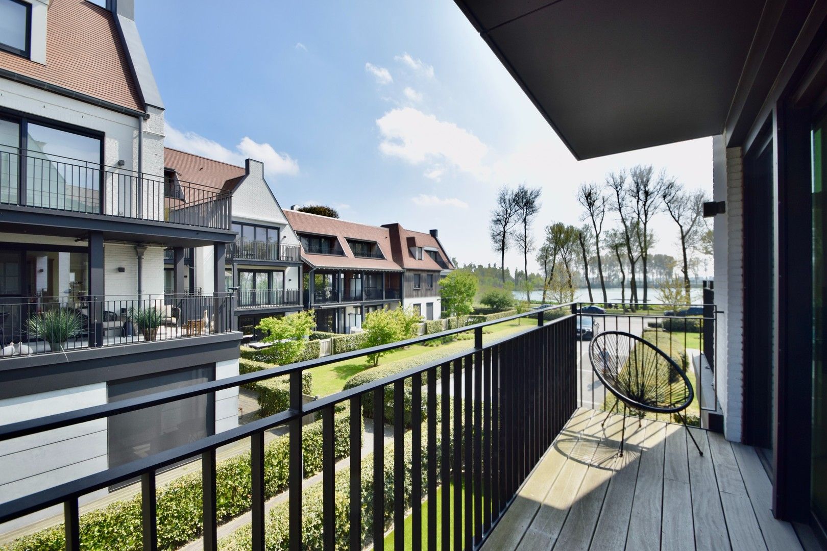 Hoekappartement te huur in Duinenwater met een prachtig zonneterras genietend van het frontaal meerzicht. foto 15