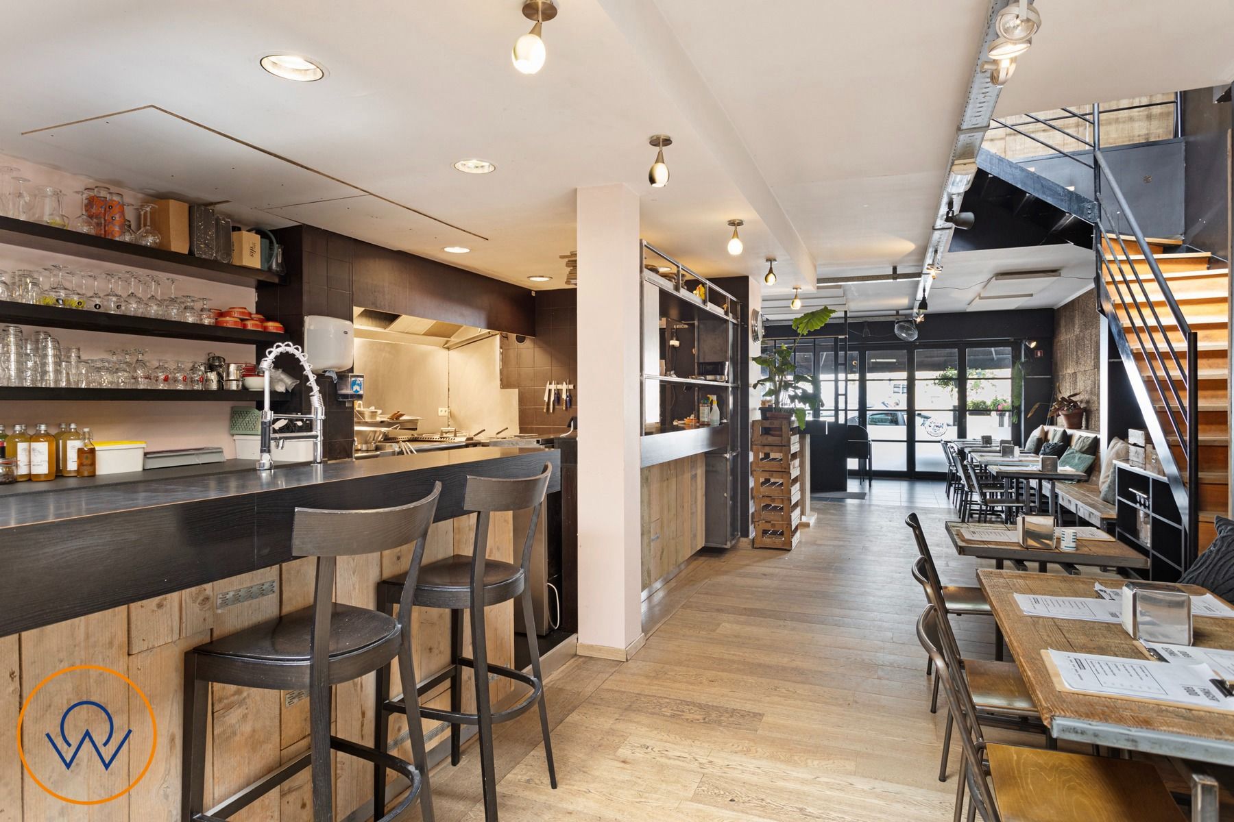 Gebouw momenteel ingericht als restaurant op stationsplein van Halle. foto 8