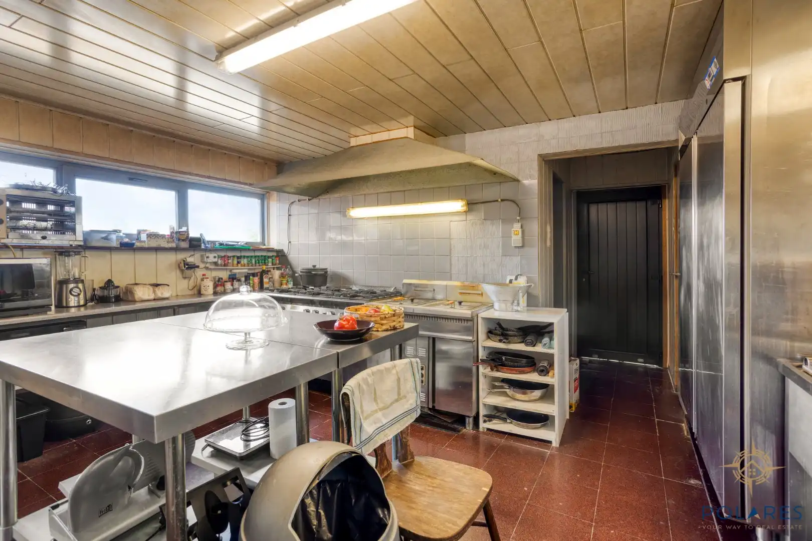 Goed gelegen taverne met woonst en grote parking foto 13