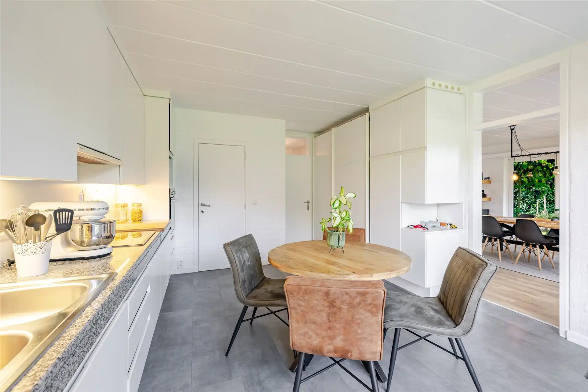 Riante woning met 4 slaapkamers , tuin en praktijk foto 23