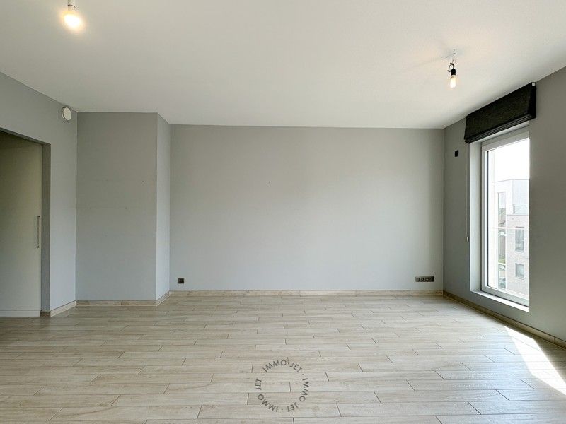 Instapklaar appartement met twee slaapkamers en terras foto 9