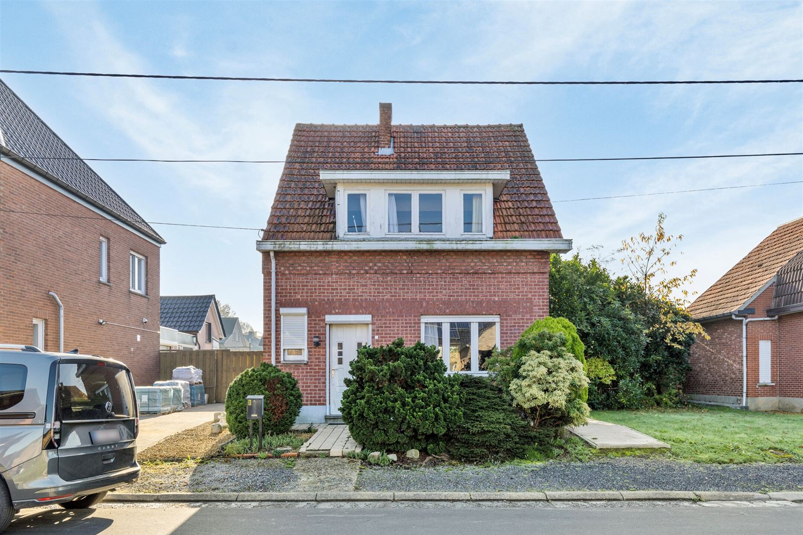 Hoofdfoto van de publicatie: Te renoveren woning in hartje van Nieuwerkerken