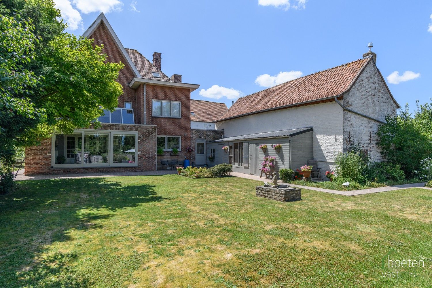 POPERINGE: Voormalige burgemeesterswoning doorprikt van charme, historie en karakter met 6 slpks en 4 badk., garage en meerdere parkeerplaatsen met een betoverende tuin op 1.521m² grondopp. foto 34