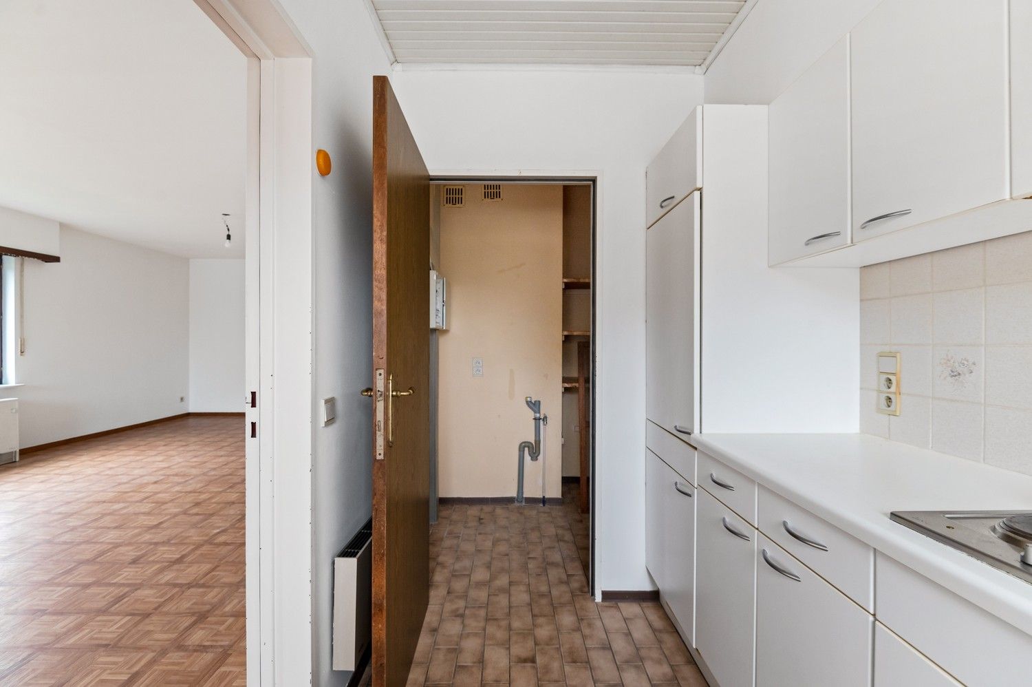 Te renoveren appartement met 3 slaapkamers en groot terras! foto 6