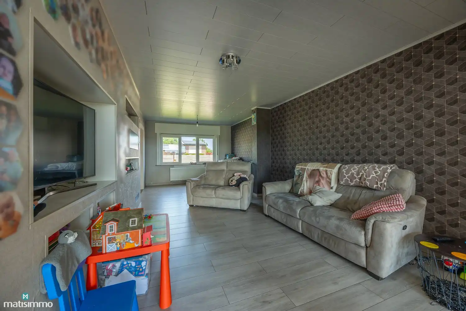 GROTENDEELS GERENOVEERDE EN ENERGIEZUINIGE GEZINSWONING MET ZUIDGERICHTE TUIN VAN 832M² EN GARAGE VAN 73 M² foto 6