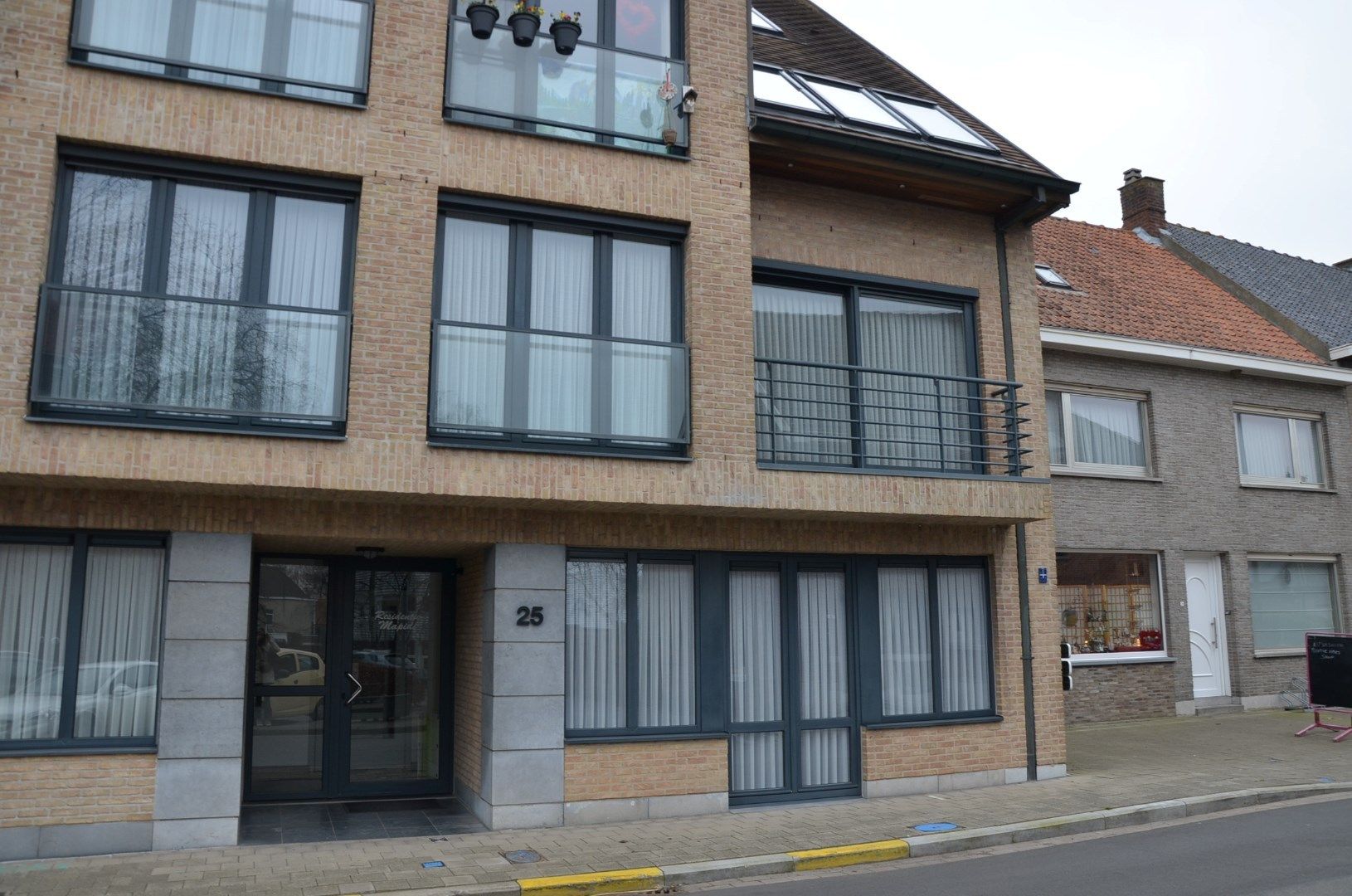 Appartement eerste verdieping met garage. foto {{pictureIndex}}
