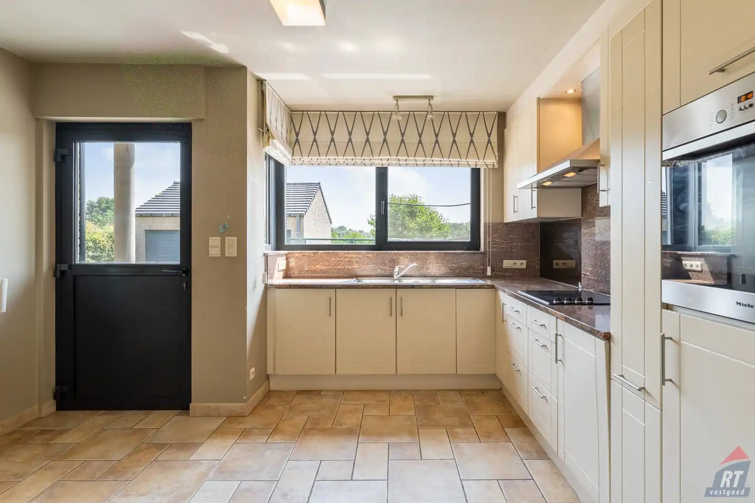 Gelijkvloers appartement met 2 slaapkamers, ruim terras en garage in Tongeren-Borgloon foto 6