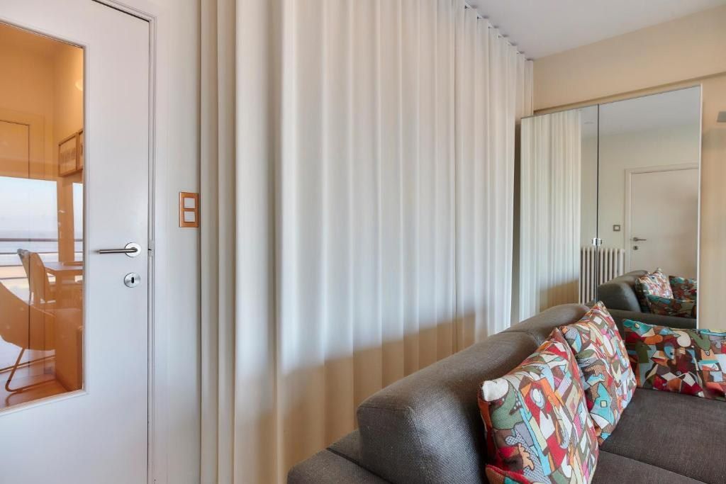 INSTAPKLARE STUDIO MET SCHITTEREND ZICHT OP ZEE  foto 15