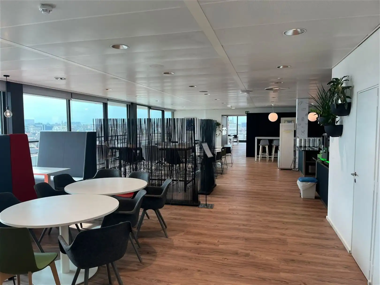Modern kantoor op wandelafstand van Zurenborg foto 9