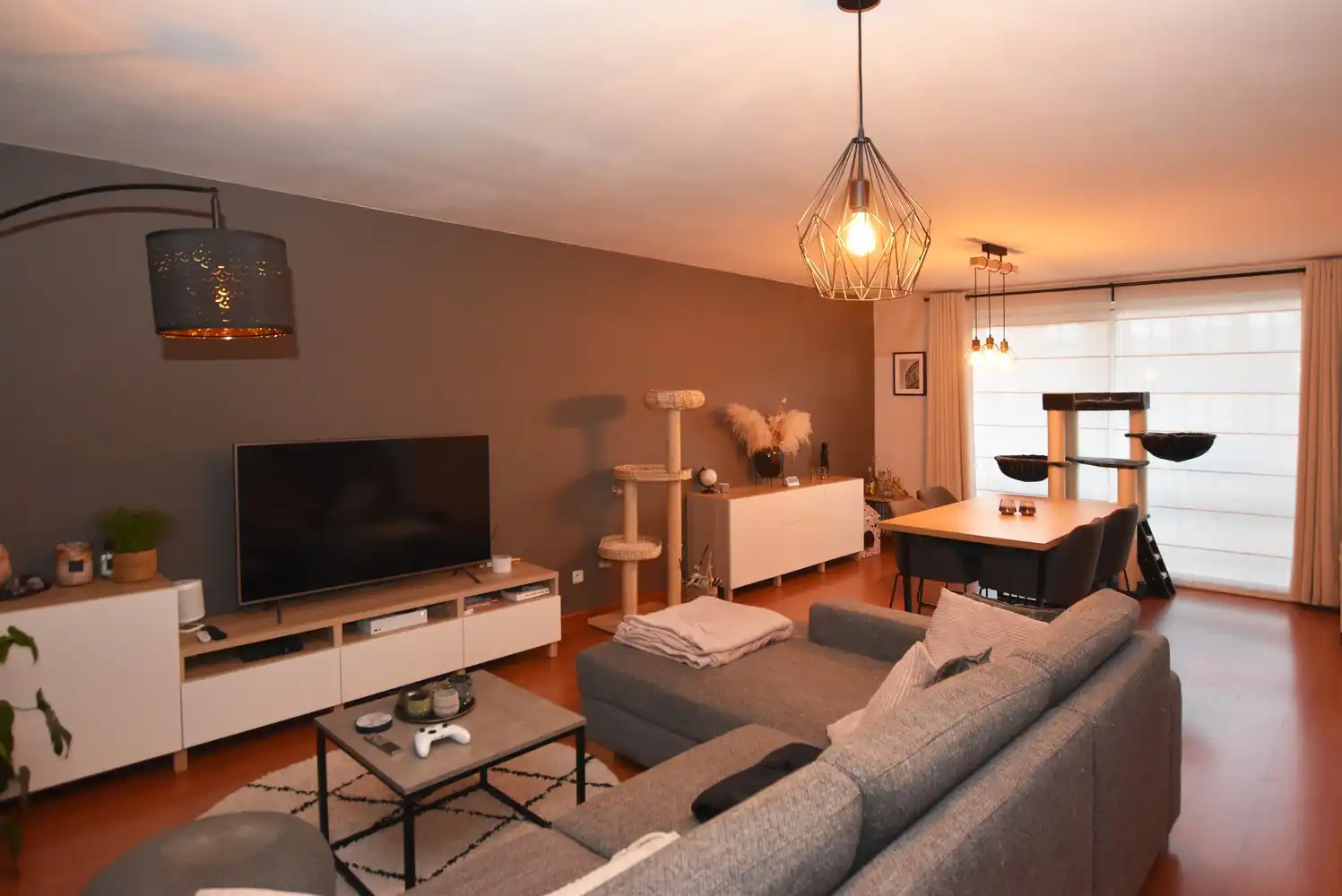 Verzorgd appartement met twee slaapkamers en terras te Wijnegem! foto 2