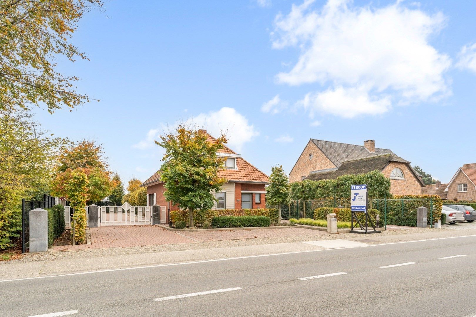 Ruime gezinswoning voorzien van 4 slaapkamers, een polyvalente ruimte en een dubbele carport op een perceel van 8a85ca!  foto 3