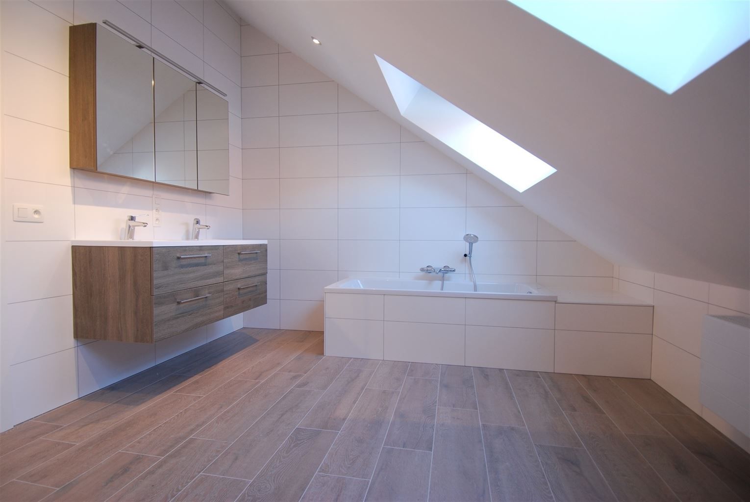 Volledig gerenoveerd duplex-appartement met 2 slaapkamers in het centrum van Maaseik met moderne afwerking. foto 13