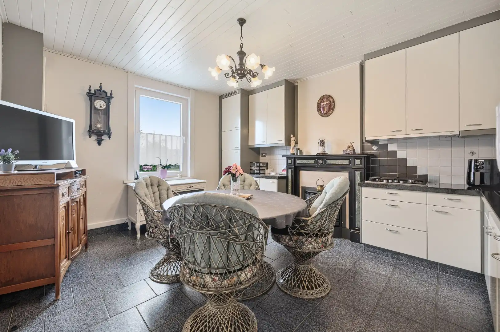 Instapklare rijwoning te Boutersem met tuin en 2 garages foto 12
