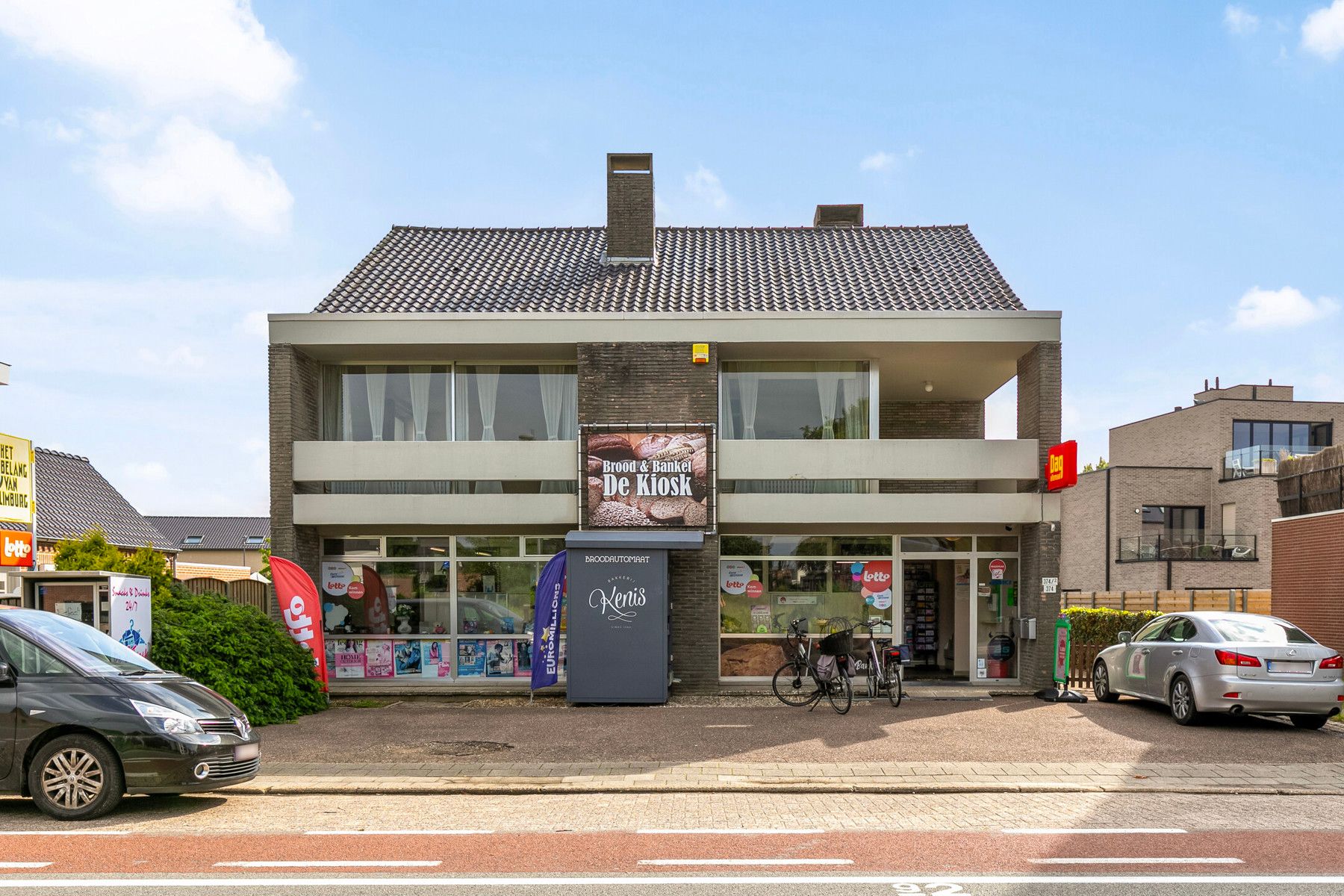 Handelspand met ruim appartement in centrum Molenbeersel. foto {{pictureIndex}}