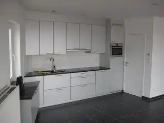 Centraal gelegen ruim  appartement TE HUUR op JAARBASIS foto 3