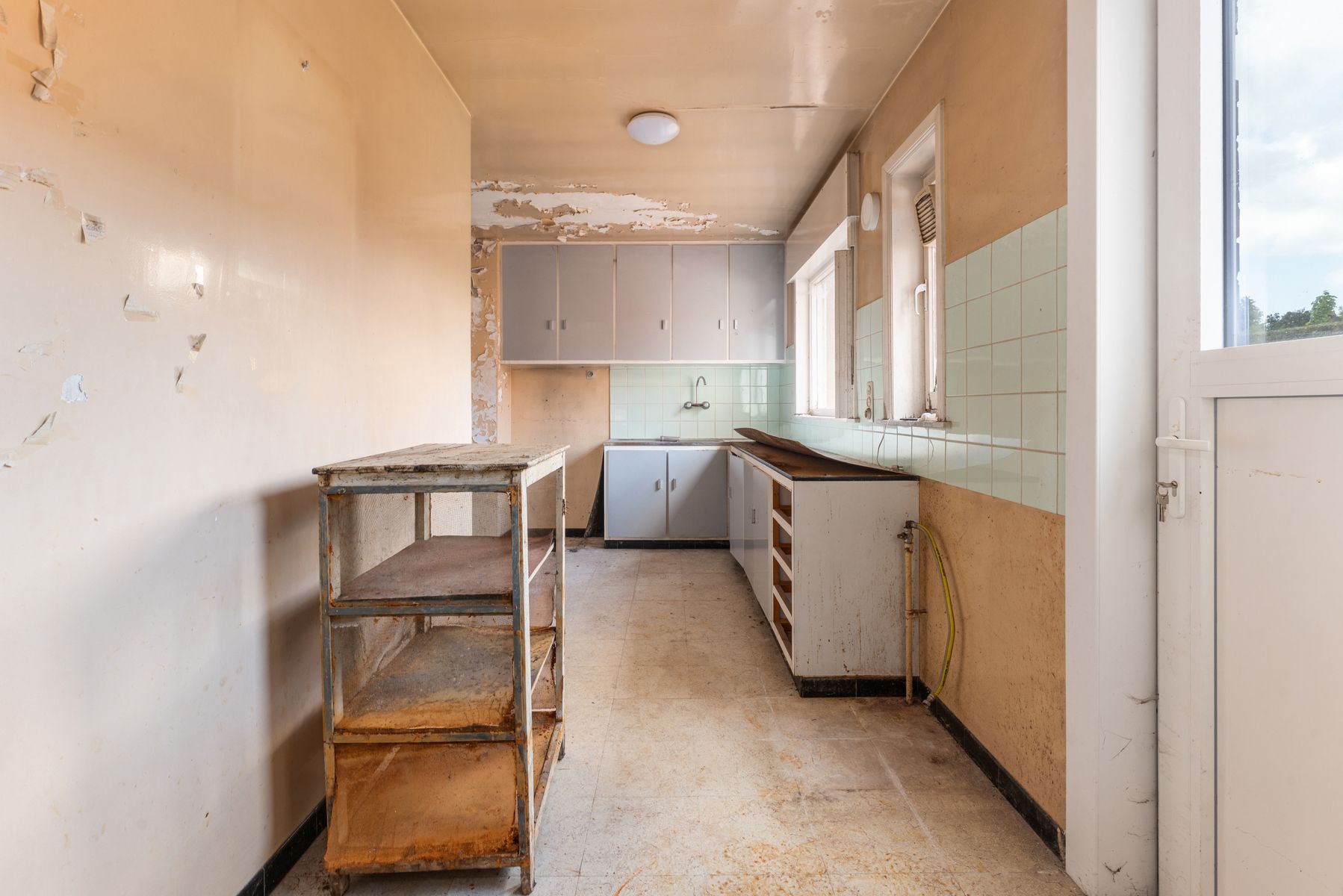 Te renoveren woning met 4 slaapkamers en garage op 432 m² foto 9