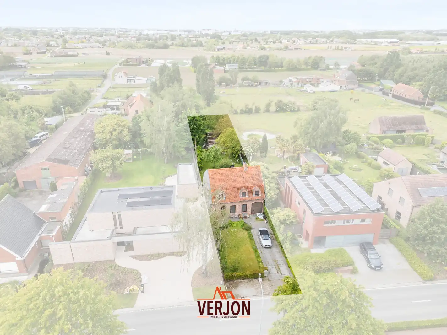 Hoofdfoto van de publicatie: Te renoveren woning met enorm perceel van 2.251 m² in Emelgem!