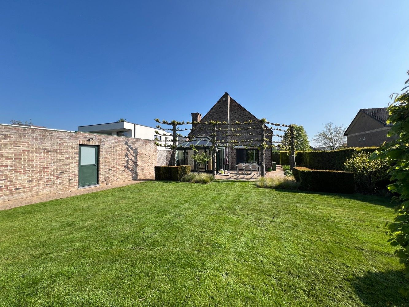 Luxueus gelijkvloers appartement met 3 slaapkamers, tuin en garage foto 23