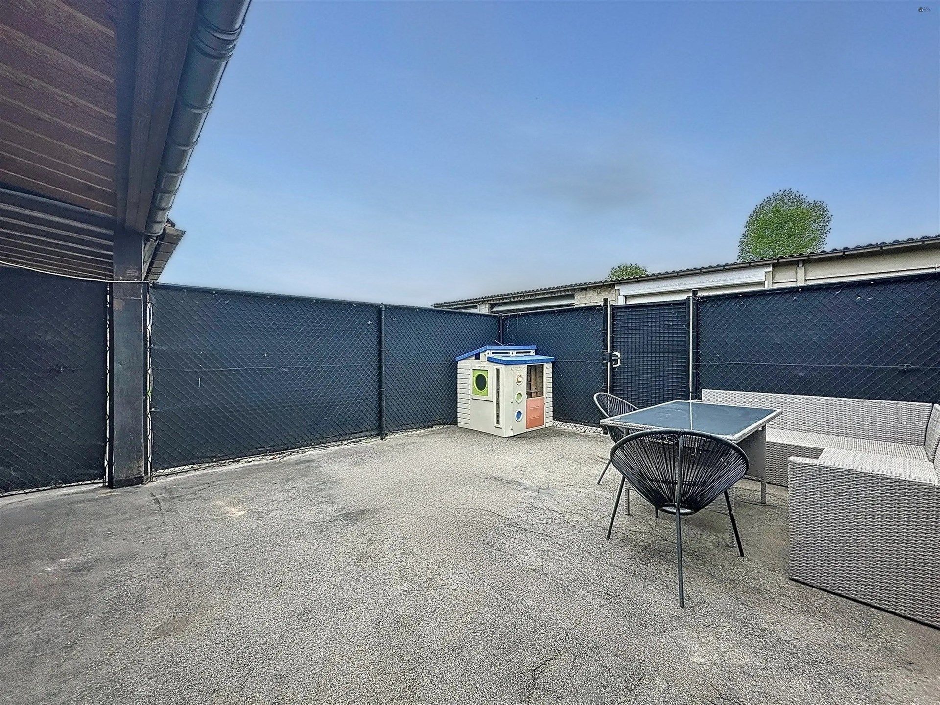 Gezinswoning met 2 slaapkamers, ruim magazijn en halfopen karakter op toplocatie! foto 14