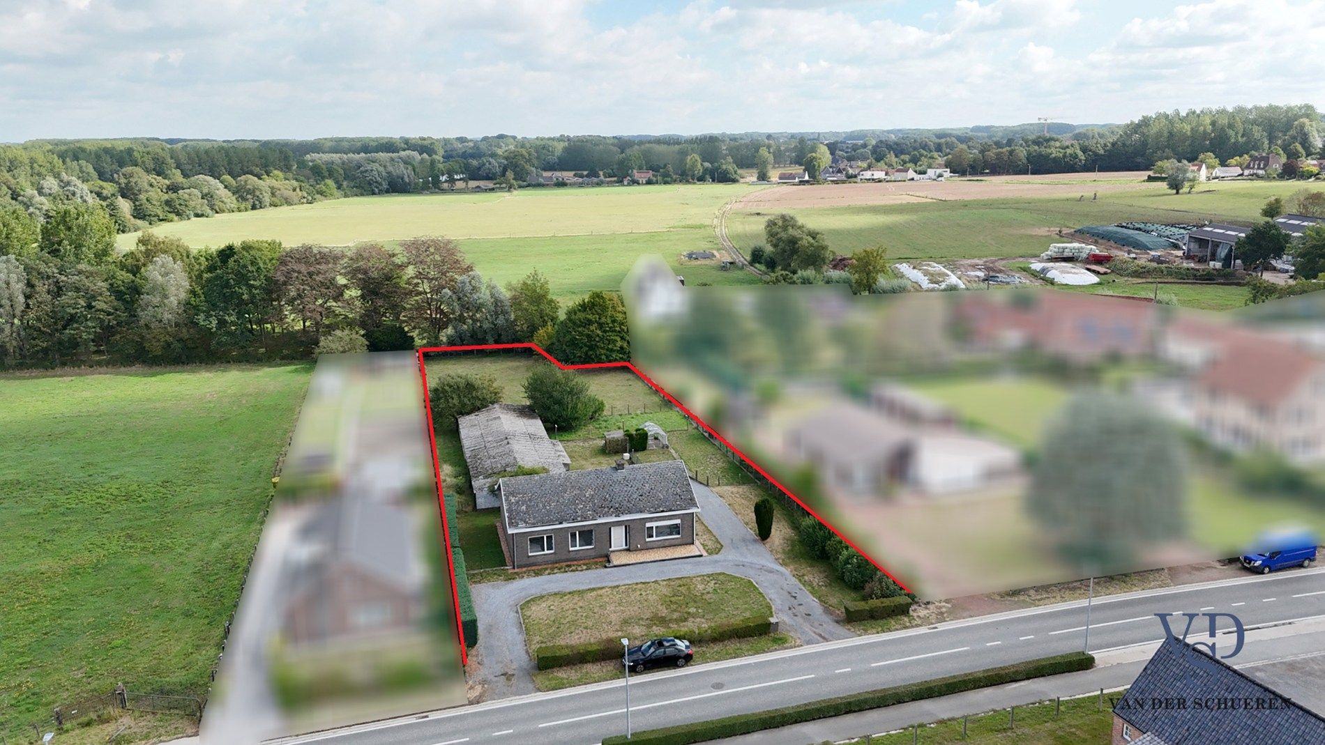 Te renoveren bungalow op een perceel van ca. 2.840 m² foto 2