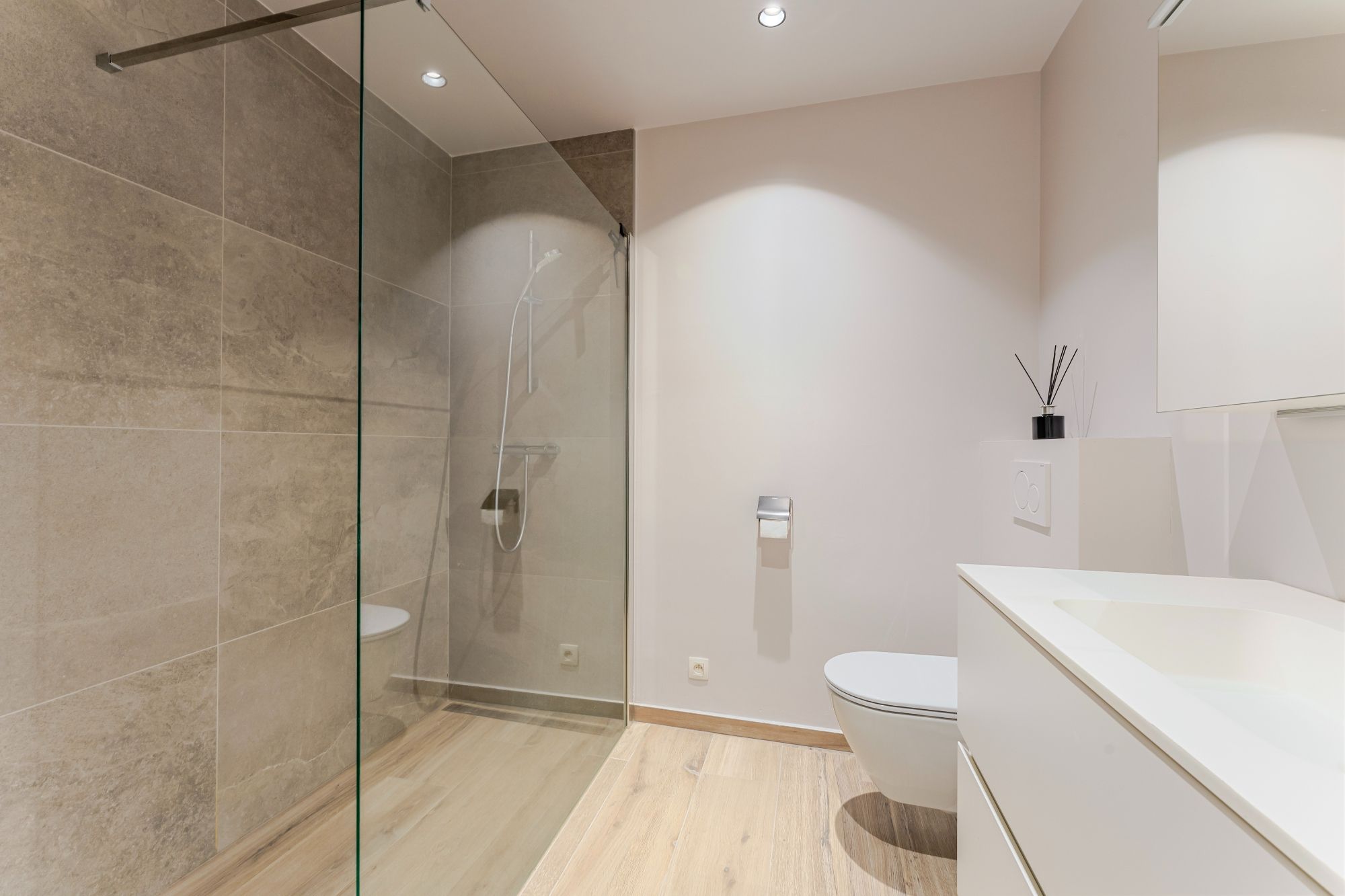 Groot ( 140m²) gelijkvloers appartement met praktijkruimte, 2 (mog. 3) slaapkamers en ruim terras/koer foto 15