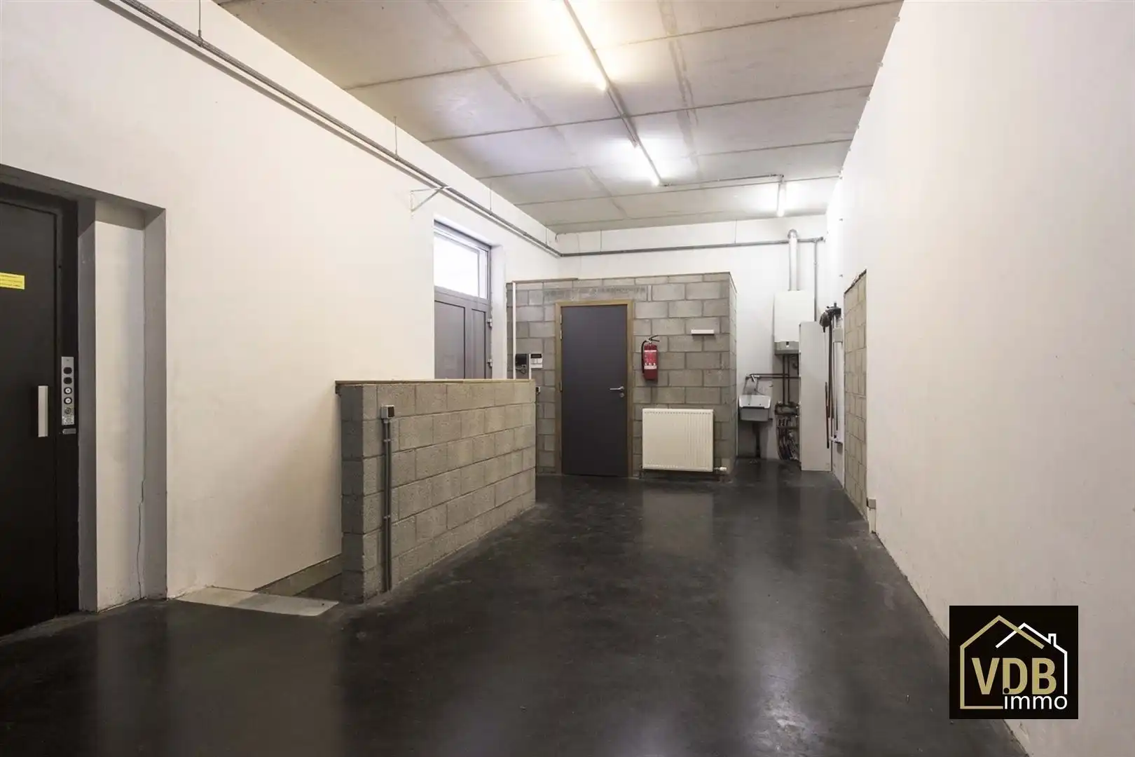 Commercieel gebouw op toplocatie, verhuurd met goed rendemen foto 19